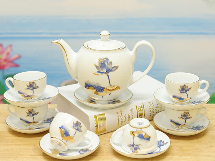 Bộ ấm trà phong cách trang nhã Bộ ấm chén sứ có họa tiết trang trí thanh lịch