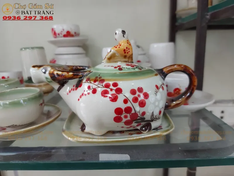 Bộ ấm chén gốm sứ trang trí họa tiết truyền thống dành cho không gian thưởng trà