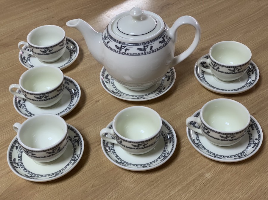 Bộ ấm chén sứ trang trí chỉ vàng thanh lịch